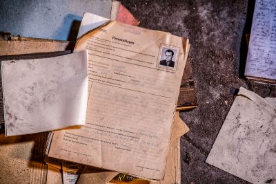 Ein Stapel von Papieren und Papieren auf einem Tisch