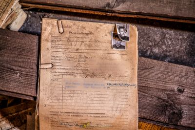 Ein Stück Papier auf einer Holzbank