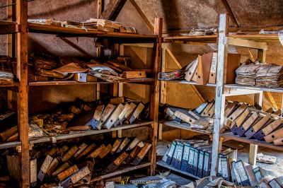Ein Zimmer mit einem Haufen Bücher auf Regalen