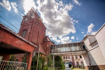 Ein Ziegelgebäude mit einem Uhrturm auf der Oberseite