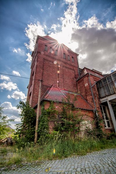Ein Backsteingebäude mit einer Uhr an der Seite