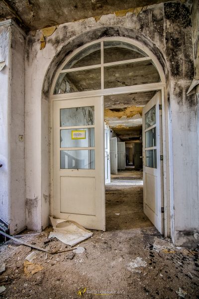 Eine Tür in einem alten Gebäude mit einer zerbrochenen Tür