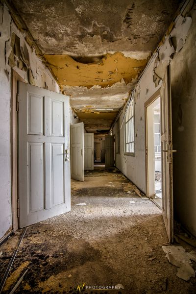 Ein Zimmer mit einer Tür und einem Fenster