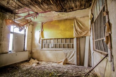 Ein Zimmer mit einem Bett und einem Fenster