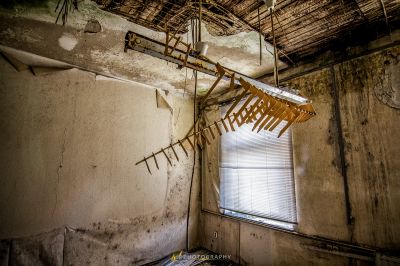 Ein Zimmer mit einer Leiter und einem Fenster