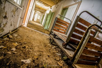 Ein Zimmer mit einer Bank und einem Stuhl