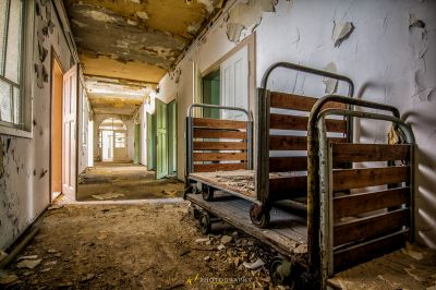 Ein Bett in einem Zimmer mit einer gebrochenen Decke