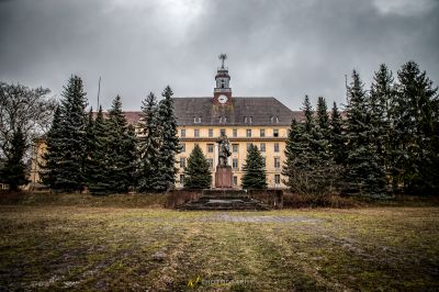 Ein großes Gebäude mit einer Uhr darauf