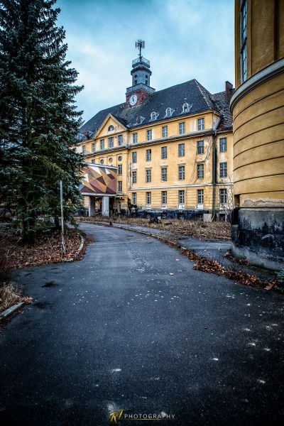 Ein gelbes Gebäude mit einem Uhrturm auf der Oberseite