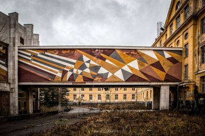 Ein großes Wandbild an der Seite eines Gebäudes