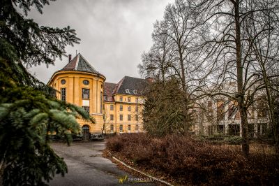 Ein großes gelbes Haus mit einer Uhr auf der Vorderseite