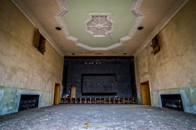 Ein Zimmer mit Kamin und einer Decke