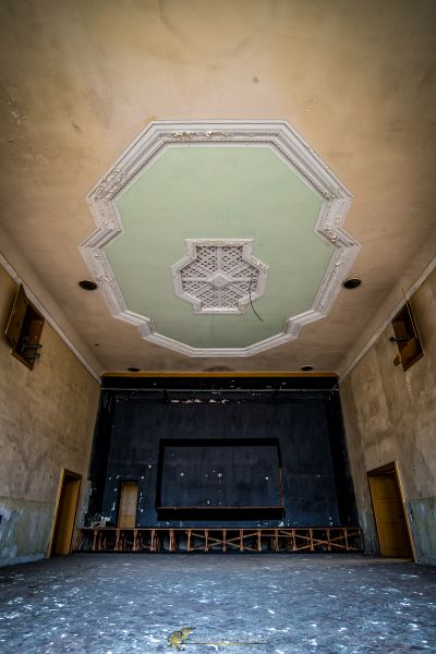 Ein Zimmer mit einer Decke und einem Deckenventilator