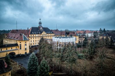 Blick auf eine Stadt mit einer Kirche und einem Kirchturm