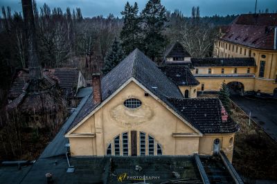 Ein gelbes Gebäude mit einer Uhr auf der Oberseite