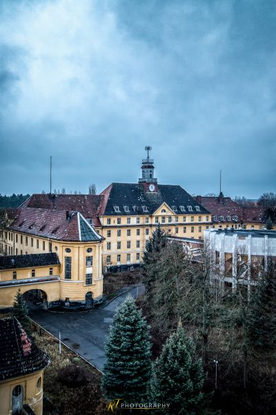 Blick auf eine Stadt mit einem Uhrenturm