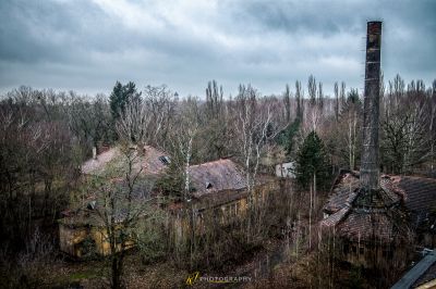 Blick auf ein Dorf mit Turm