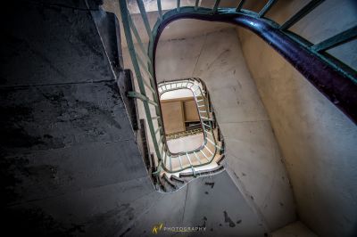 Ein Stuhl sitzt auf einer Treppe