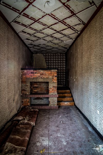 Ein Zimmer mit einem Backsteinkamin und einer Backsteinmauer