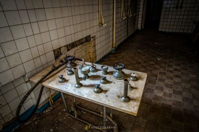 Eine schmutzige Küche mit schmutzigen Geschirr auf einem Tisch