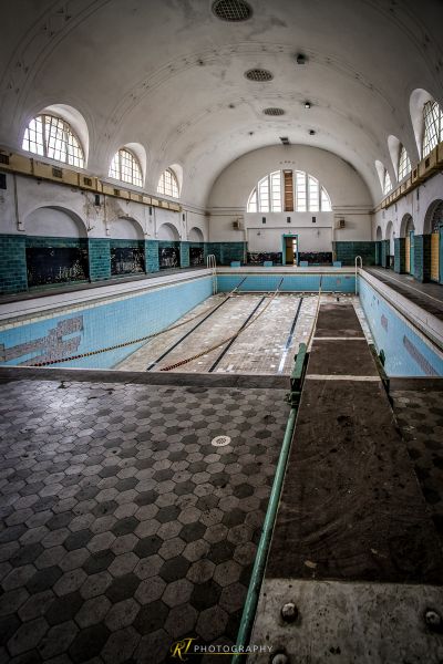 Ein großes Schwimmbad mit gefliestem Boden