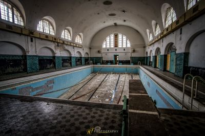 Ein großes Schwimmbad mit gefliestem Boden