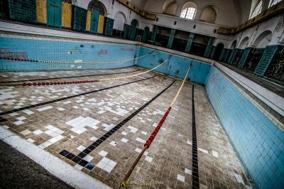 Ein Pool mit einer langen Wasserlinie