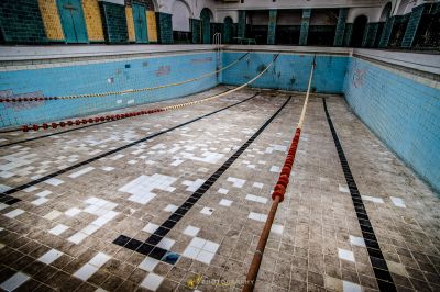 Ein Pool mit einer langen Linie von roten und weißen Fliesen