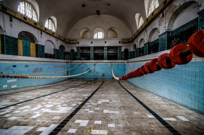 Ein Pool mit einem Seil in der Mitte