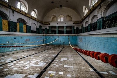 Ein Pool mit einem Seil in der Mitte