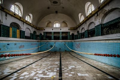 Ein großes Schwimmbad mit gefliestem Boden
