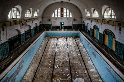 Ein großes Schwimmbad mit gefliestem Boden