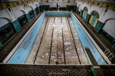 Ein Schwimmbad mit gefliestem Boden und gefliestem Boden
