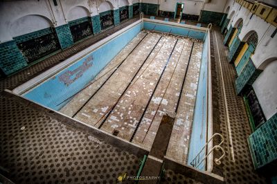 Ein Pool mit viel Wasser