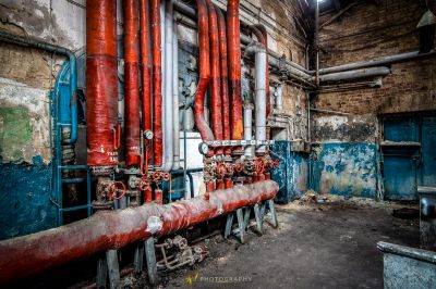 Ein großes Rohr in einem Gebäude mit vielen Rohren