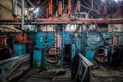 Ein großer Maschinenraum mit vielen Maschinen