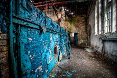 Eine blaue Wand mit schälender Farbe