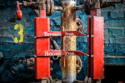 Eine Feuerhydrant mit einer roten Feuerhydrant auf der Oberseite