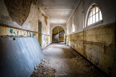 Ein langer Flur mit einem Haufen Müll auf dem Boden