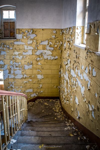 Ein Zimmer mit einer Treppe und einem Fenster