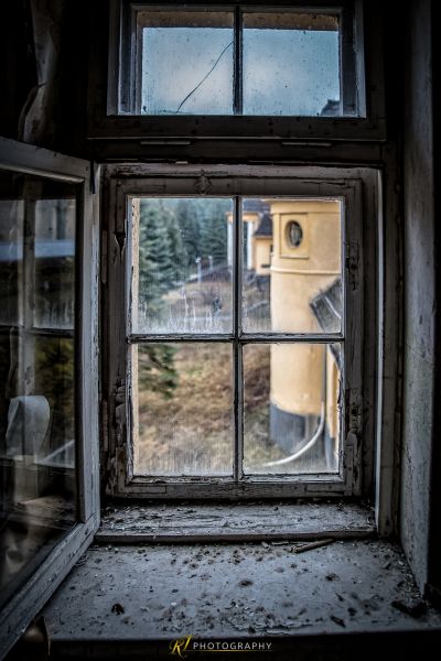 Ein Fenster mit Blick auf ein Gebäude