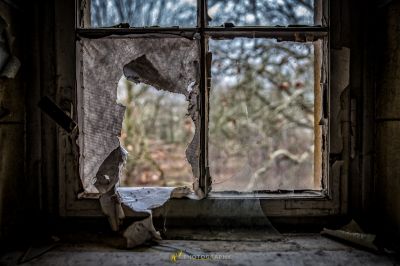 Ein zerbrochenes Fenster mit einem Blatt Papier darauf