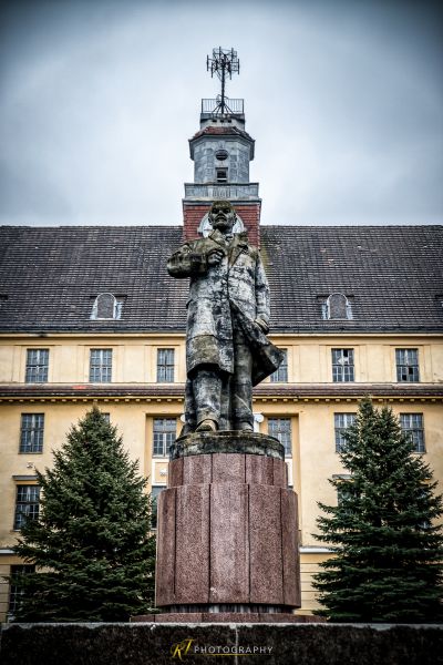 Eine Statue eines Mannes, der eine Waffe hält