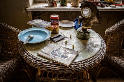 Einen Tisch mit einem Teller und einer Schüssel darauf