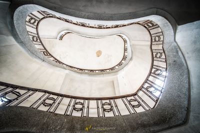 Eine Uhr befindet sich auf der Seite eines Gebäudes