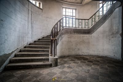 Eine Treppe in einem Gebäude mit Fenster