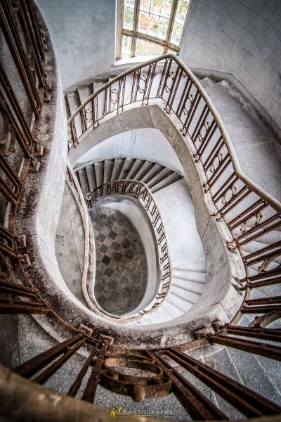 Eine Wendeltreppe in einem Gebäude mit Fenster
