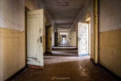 Einen langen Flur mit einer Tür und einer Wand