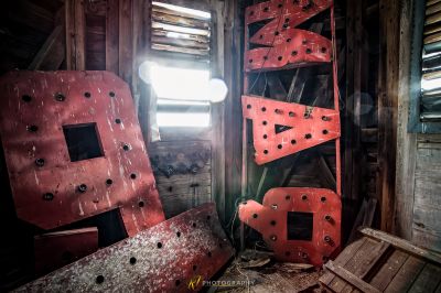 Ein Zimmer mit einem Haufen roter Stühle