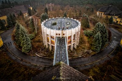 Ein kreisförmiges Gebäude mit einer Uhr darauf